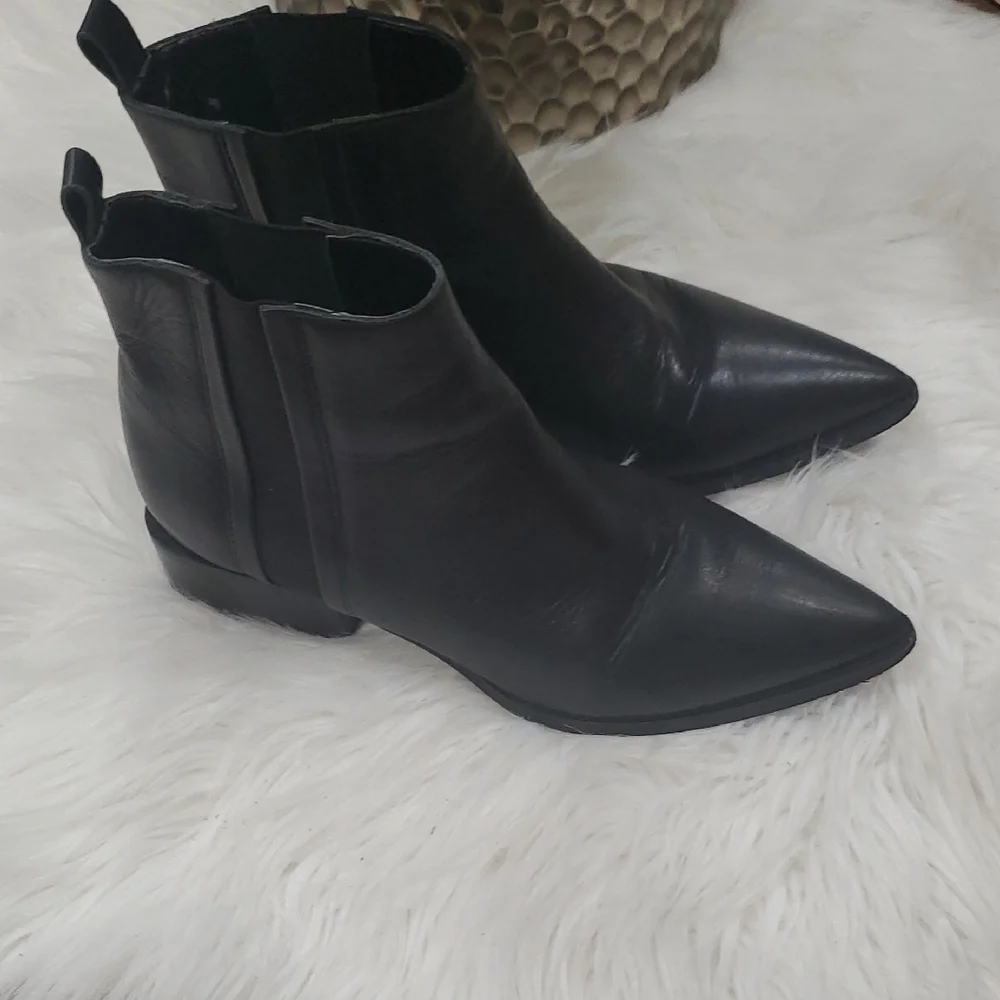 Chic Marc Fisher Black Leather Ankle Booties